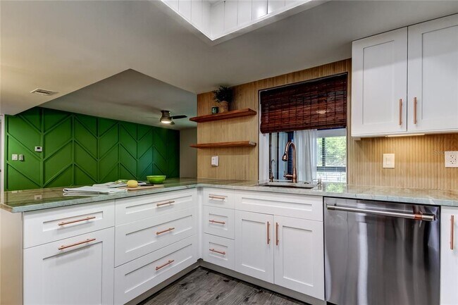 Building Photo - 2673 Sabal Springs Cir