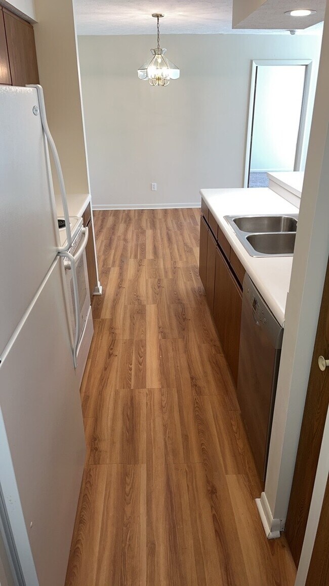 Building Photo - 1420 Lake Pointe Way