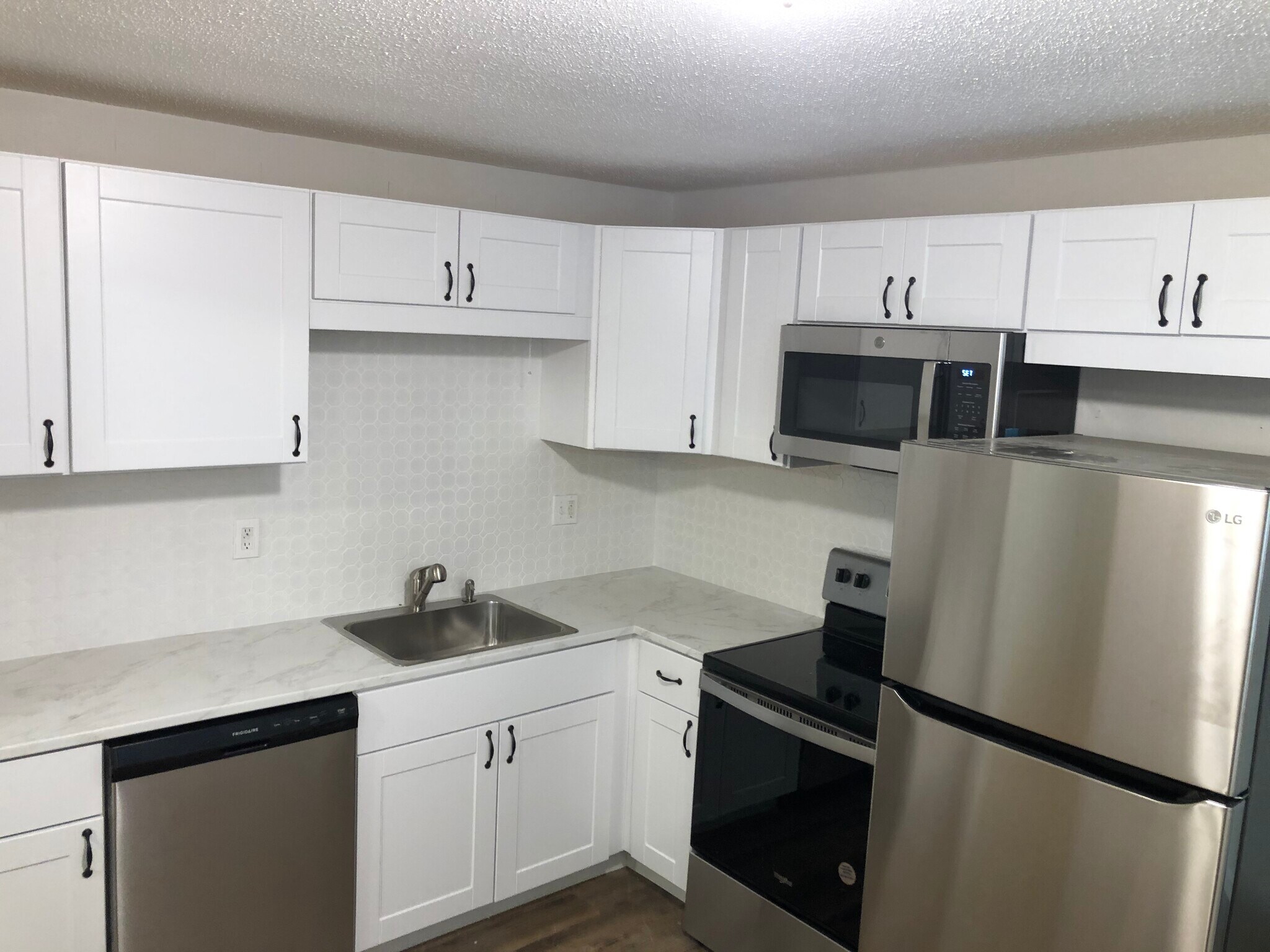 Building Photo - 85 Old Town Rd