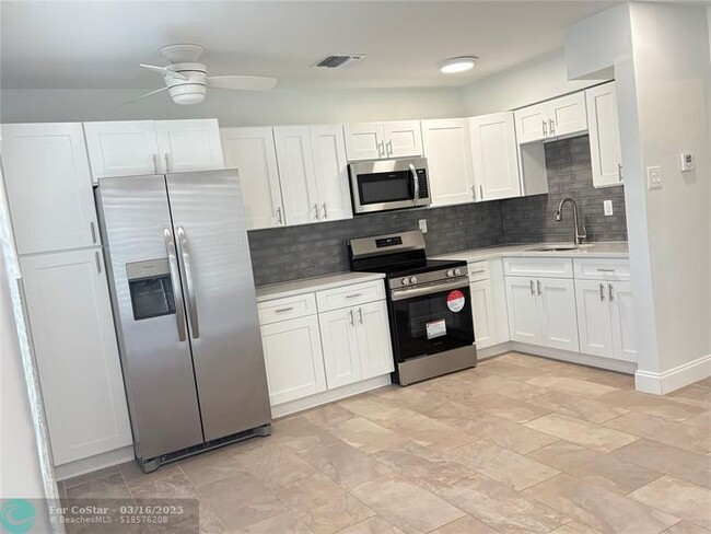 Building Photo - 4336 N Ocean Dr