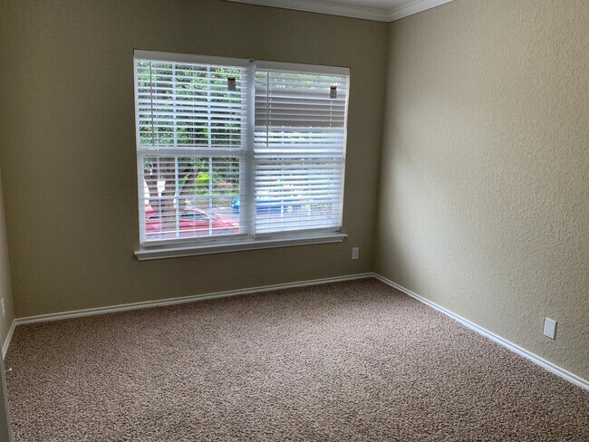Building Photo - *MOVE IN SPECIAL* Gorgeous Four Bedroom Home with Covered Patio Near Medical Center!!
