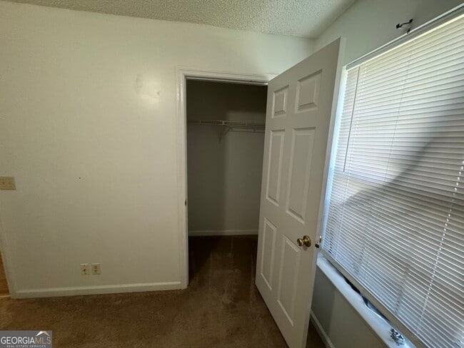 Building Photo - 205 Silver Fox Dr