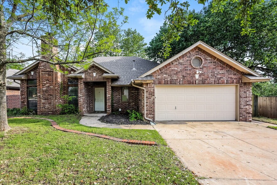 Primary Photo - 2700 Shady Tree Ln