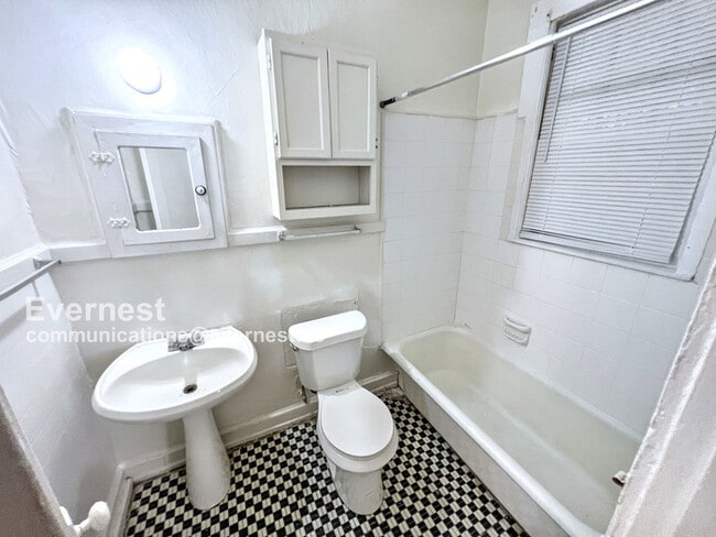 Building Photo - 904 3rd St W