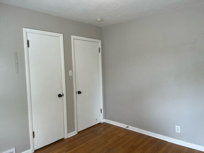Building Photo - Super Cute 2 Bed 1 Bath House!