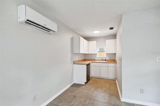 Building Photo - 2918 W Coachman Ave