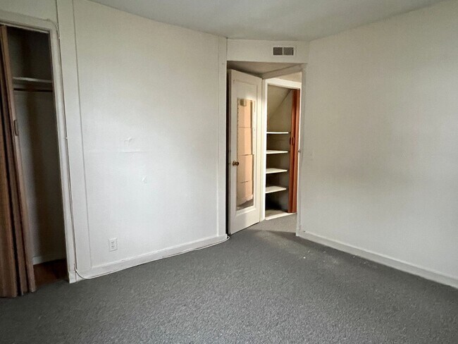 Building Photo - Charming Updated Cape Cod with several amenities!