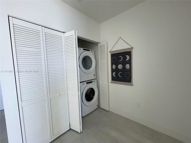 Building Photo - 2000 Metropica Wy