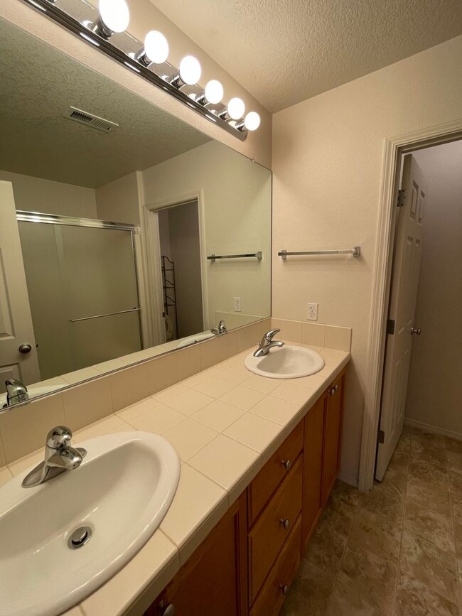 Building Photo - Holiday Move-in Special! 3br/3ba Townhouse near 170th ave MAX station