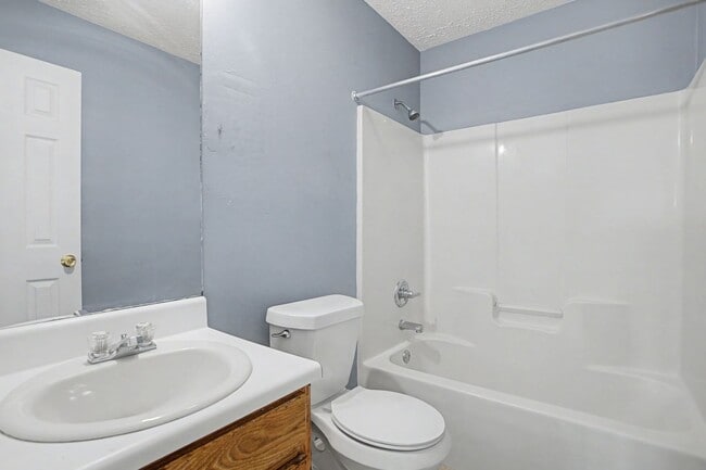 Building Photo - Now Available! 3 Bed 3 Bath Duplex