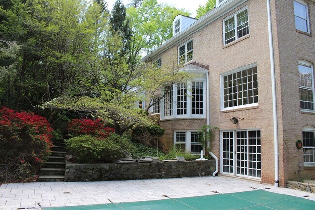 Building Photo - "Coming Soon" Whitman District - Gorgeous ...