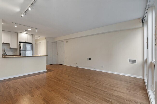 Building Photo - 2122 N Lincoln Ave