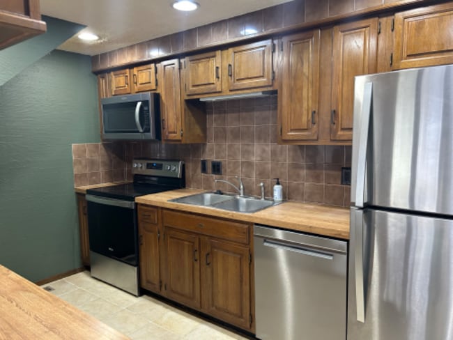 Building Photo - 2421 S Yellowstone St