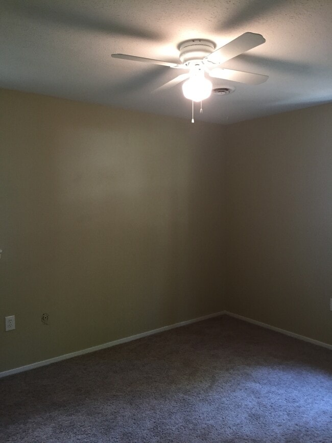 Building Photo - 3328 Oakview Dr