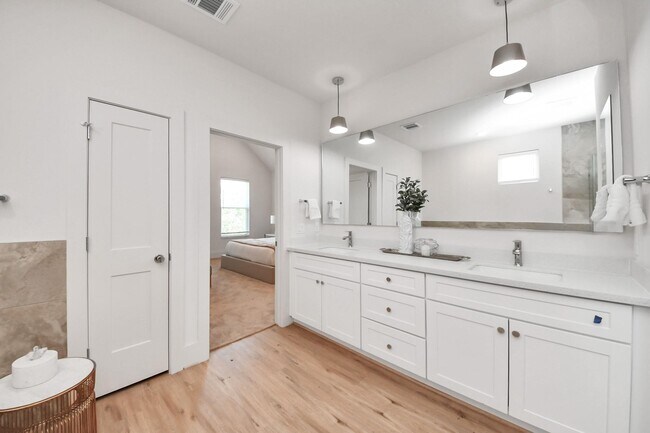 Building Photo - 1032 Glen Ln