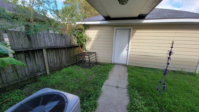 Building Photo - Beautiful House in family friendly community