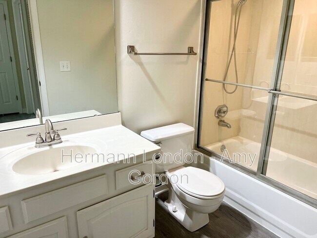 Building Photo - 4225 W Pine Blvd