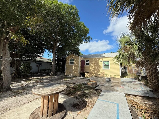 Building Photo - 816 5th St