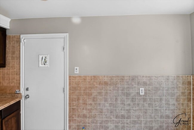 Building Photo - $1250 3 bedroom bungalow