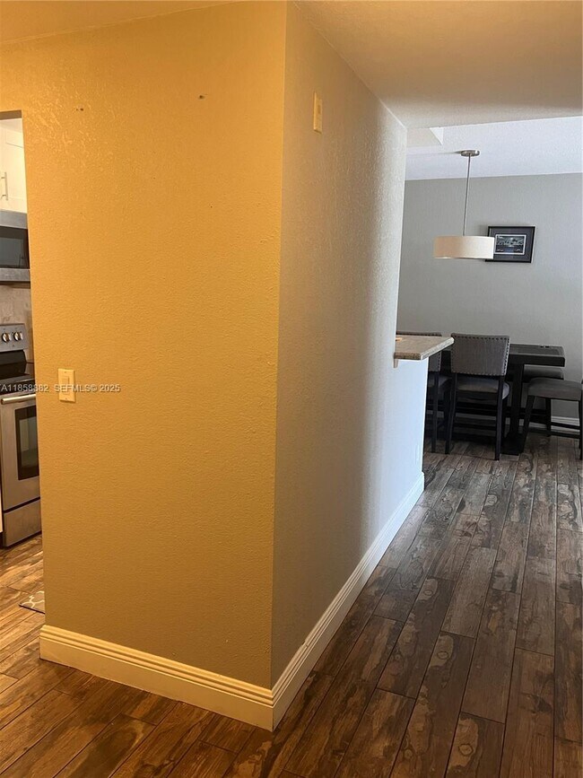 Building Photo - 400 N Riverside Dr