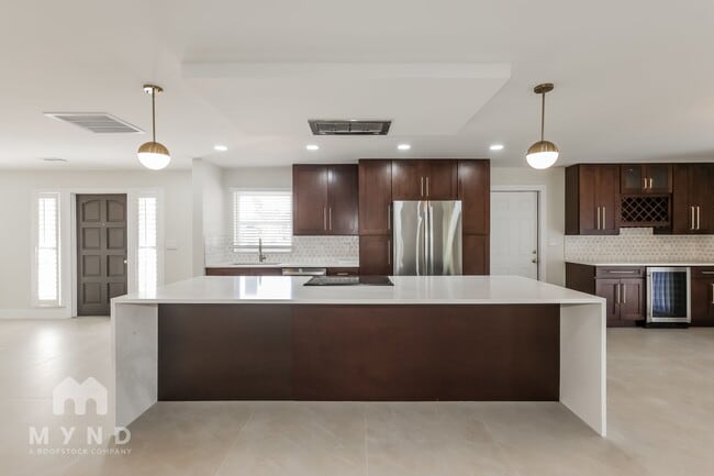 Building Photo - 10100 Paradise Blvd