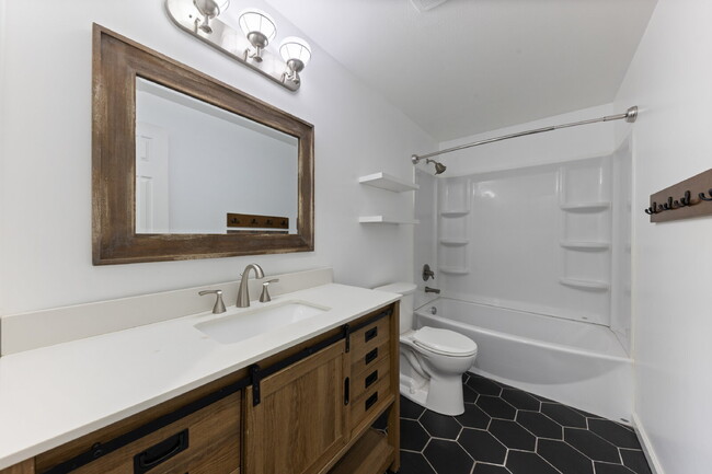 Building Photo - Charming 3 bedroom home with large yard!