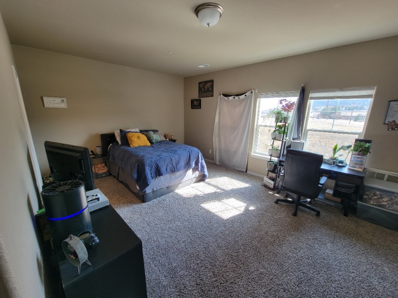 Building Photo - 2431 Crown View Dr