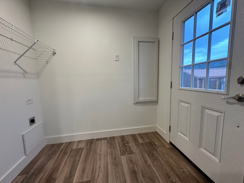 Building Photo - 19 Cavalier St N