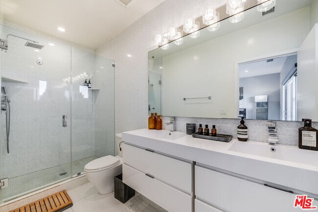 Building Photo - 7191 Pacific View Dr