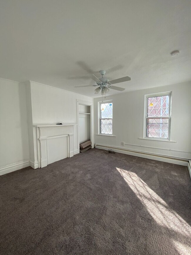 Building Photo - Fully Renovated 2 Bed, 1 Bath w/ Bonus Roo...
