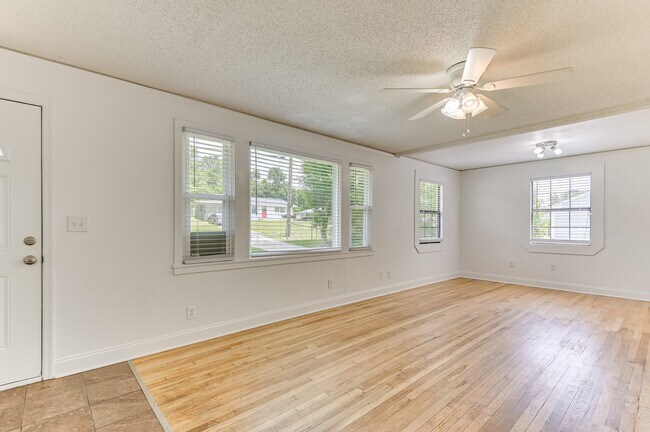 Building Photo - 2446 Young Dr