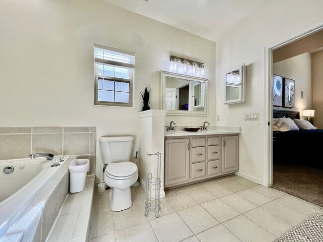 Building Photo - Large executive home in pool community Mas...