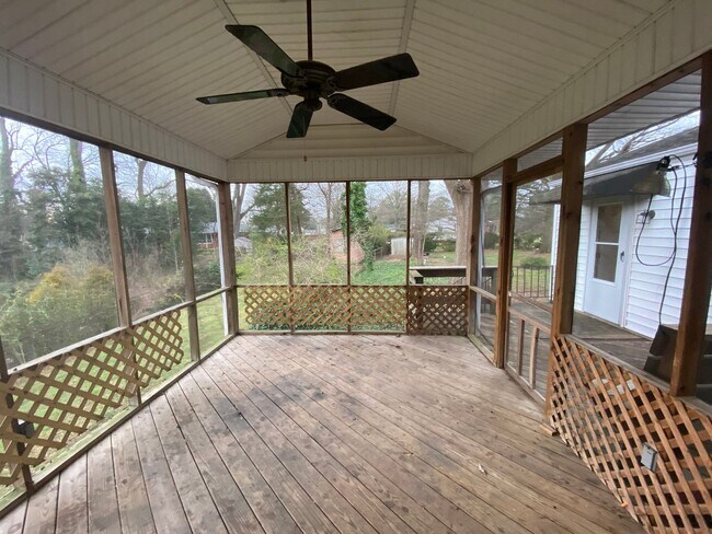 Building Photo - MOVE-IN READY!