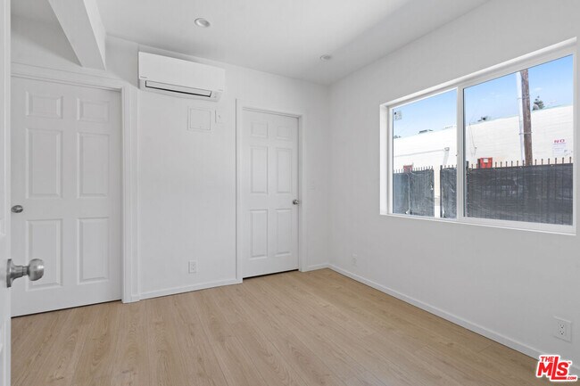 Building Photo - 3118-3114 W 109th St