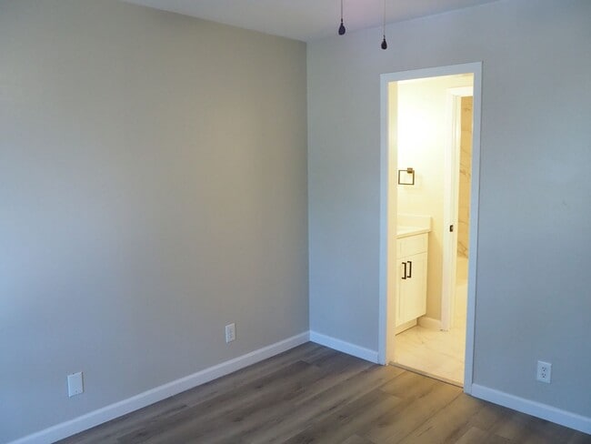 Building Photo - 962 S Weatherred Dr