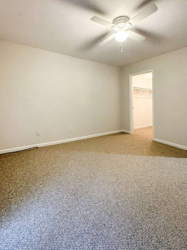 Building Photo - Completely Renovated Duplex with Garage Available For Rent