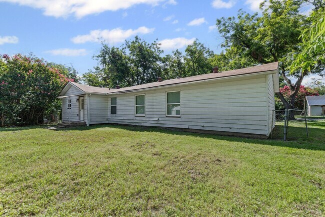 Building Photo - Charming in Cleburne!