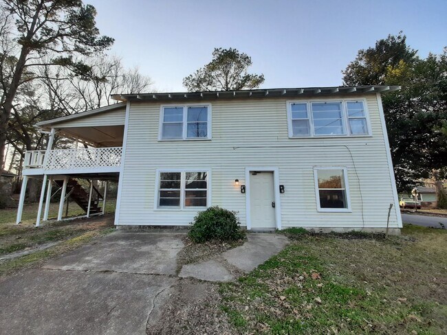 Primary Photo - 609 N Oak St