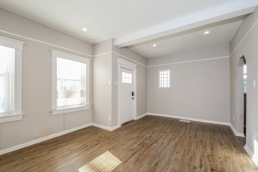 Building Photo - 3343 Delor St