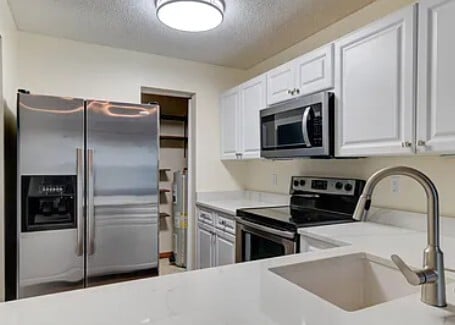 Kitchen - 504 Greenwich Dr