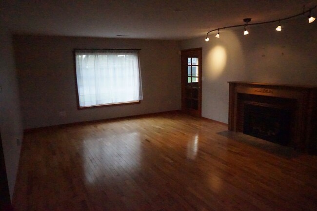 Building Photo - Large lot with room for a garden