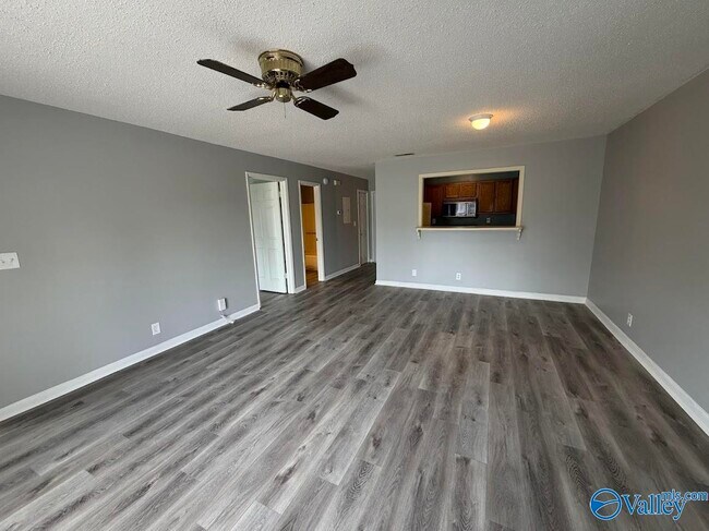 Building Photo - 4947 7 Pine Cir
