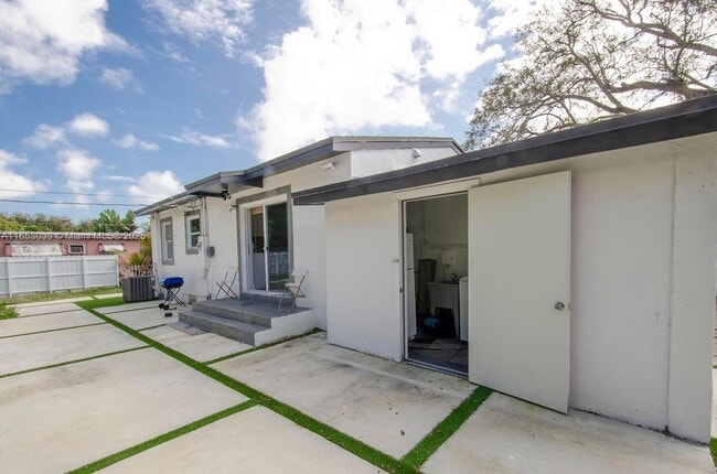 Building Photo - 935 NE 129th St