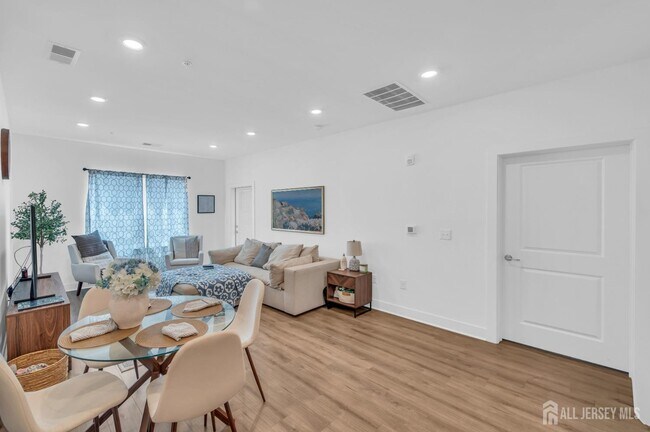 Building Photo - 915 Vanderbergh Blvd