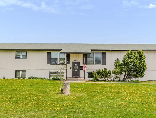 Building Photo - Spacious 3 Bedroom Apartment - AVAILABLE SEPTEMBER