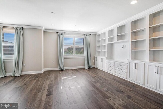 Building Photo - 621 Bluemont Ave