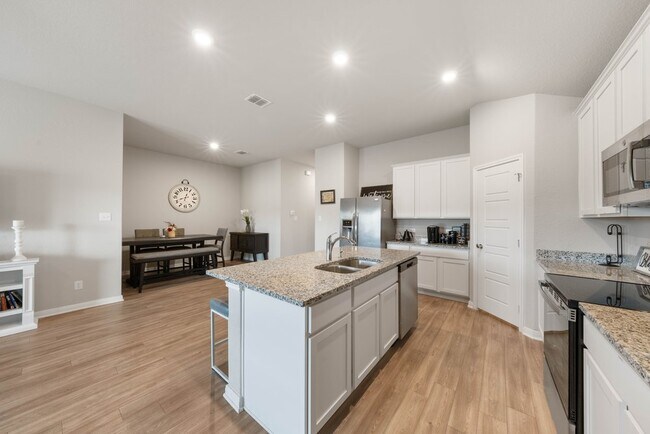 Building Photo - Stylish 3-Bed Home with Island Kitchen, Private Patio & Fenced Yard in Seguin