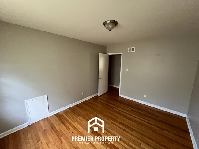 Building Photo - 3026 S Edgeware Rd