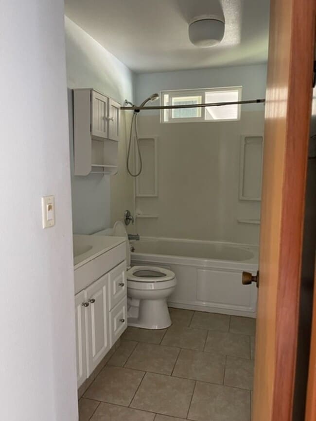 Building Photo - Charming home in Paia