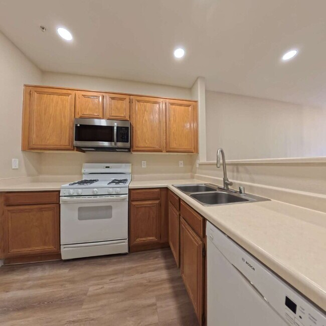 Building Photo - Resort-Style Living Year-Round Updated 1-Bed, 1-Bath Condo!